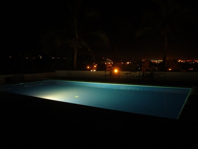 房子里的游泳池 